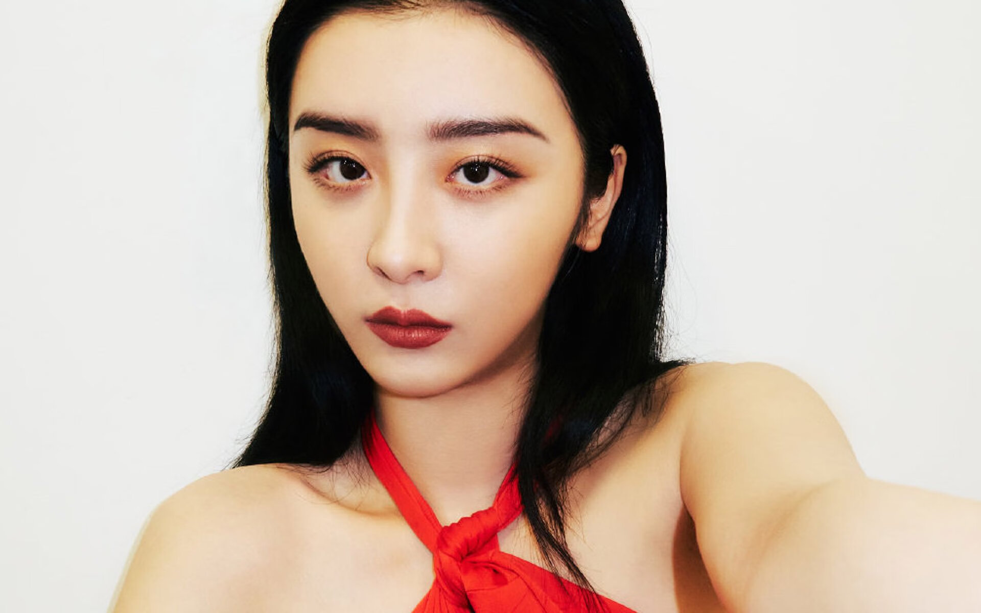 绿茵孤星传奇，波兰神锋莱万独破奥新联军，一役定义金靴荣耀