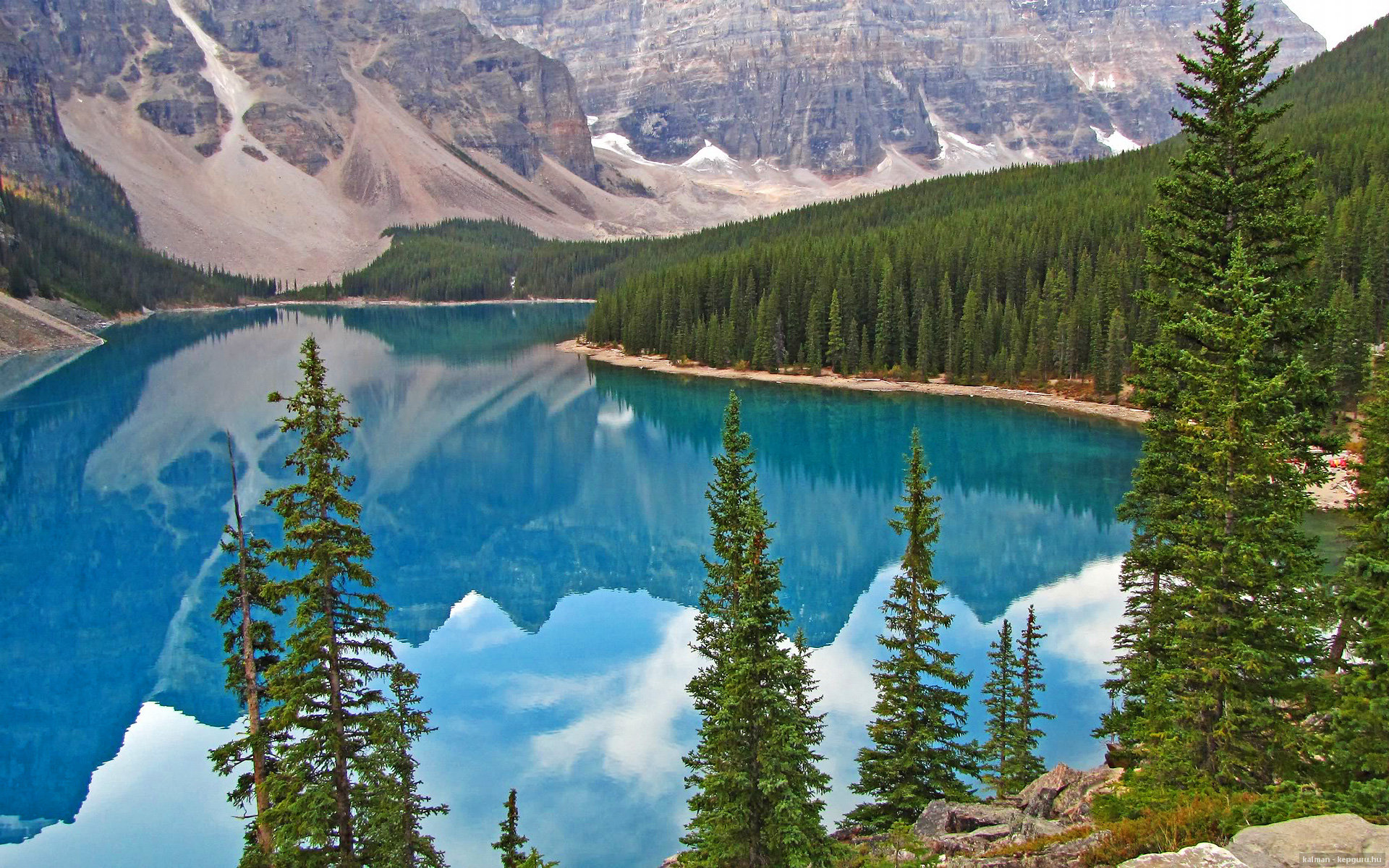 开云体育入口-足球世界的双重奏，德甲争冠战与乌克兰淘汰智利的关联